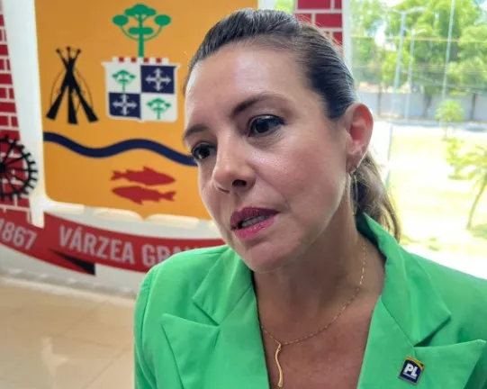 Flávia Moretti falta à oitiva na Câmara de Várzea Grande e defesa pede anulação de processo por autopromoção em uniformes