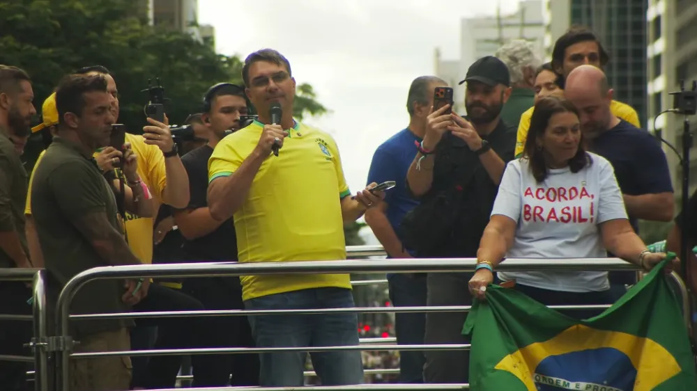 Em ato em SP, Flávio Bolsonaro busca sinalizar unidade com Zema e Caiado