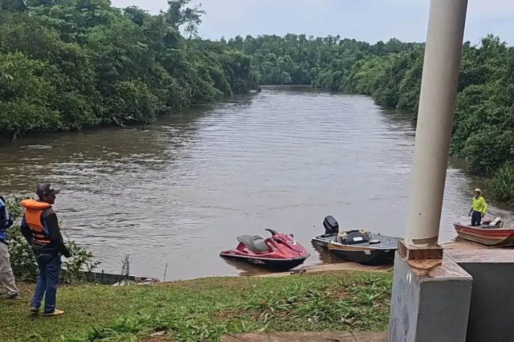 Bombeiros buscam por homem que desapareceu no rio após acidente de barco