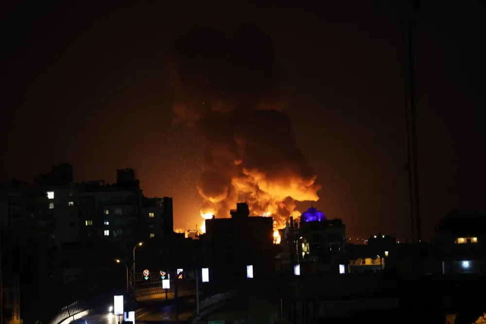 Israel ataca depósitos de petróleo em nova fase da guerra, diz fonte