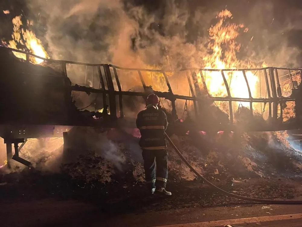 Carreta pega fogo carregada de trigo na BR 070