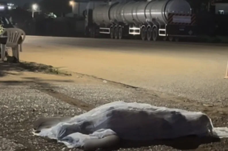 Motociclista morre após ser arrastado por carreta por 1 km em Rondonópolis