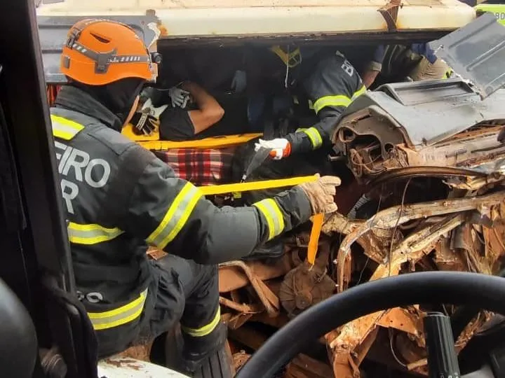 Acidente envolvendo três carretas mata motorista e deixa um ferido em Sorriso